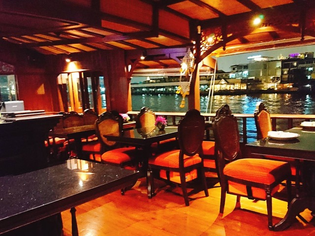 タイでのゴルフの後はここで食事。アジアティーク内にある「バーンカニタ・バイ・ザ・リバー」ではディナークルーズも楽しめる（要予約）