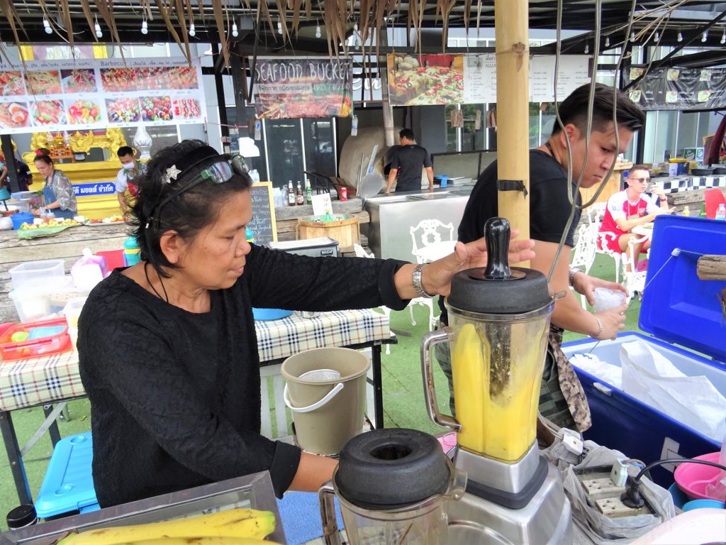 タイでのゴルフで喉が渇いたら…タイ屋台のマンゴー・シェイク