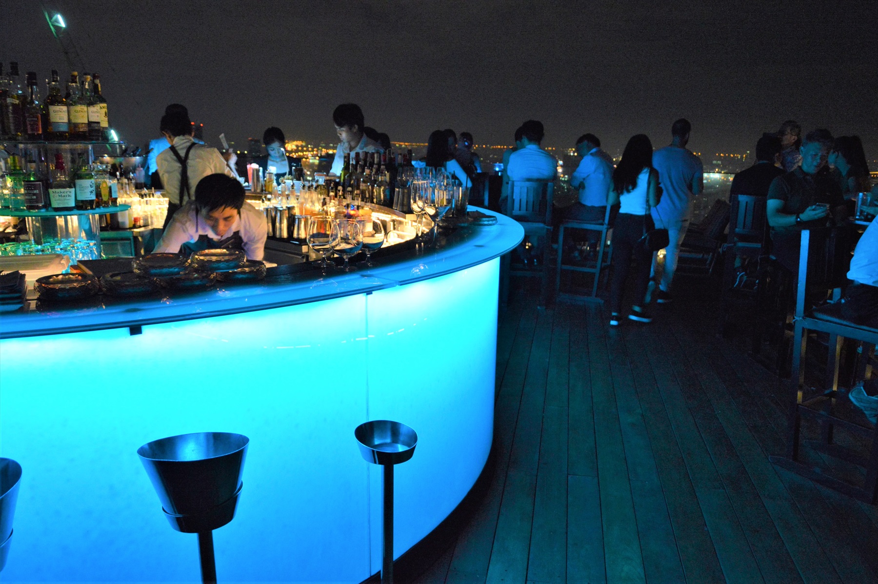 常夏のバンコクで涼風に吹かれてみたい！人気のルーフトップバー「Octave Rooftop Lounge and Bar」は漆黒の空に浮かぶ空中庭園