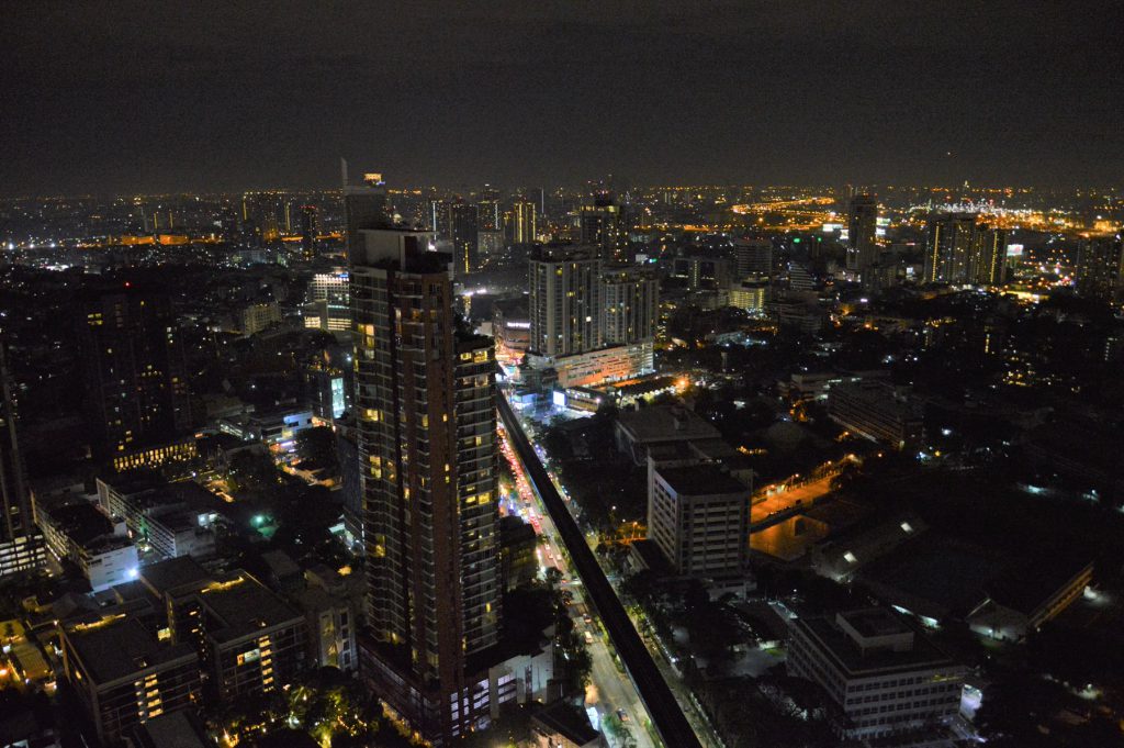 タイでのゴルフの後の1杯。バンコクのルーフトップバー「オクターブ」49階から東側に広がる夜景