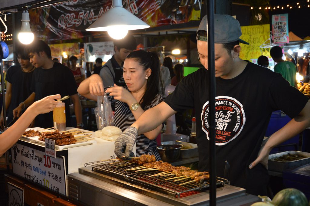 タイでのアフターゴルフの観光。バンコクのナイトバザール「タラート・ロットファイ」屋台で牛串を食す