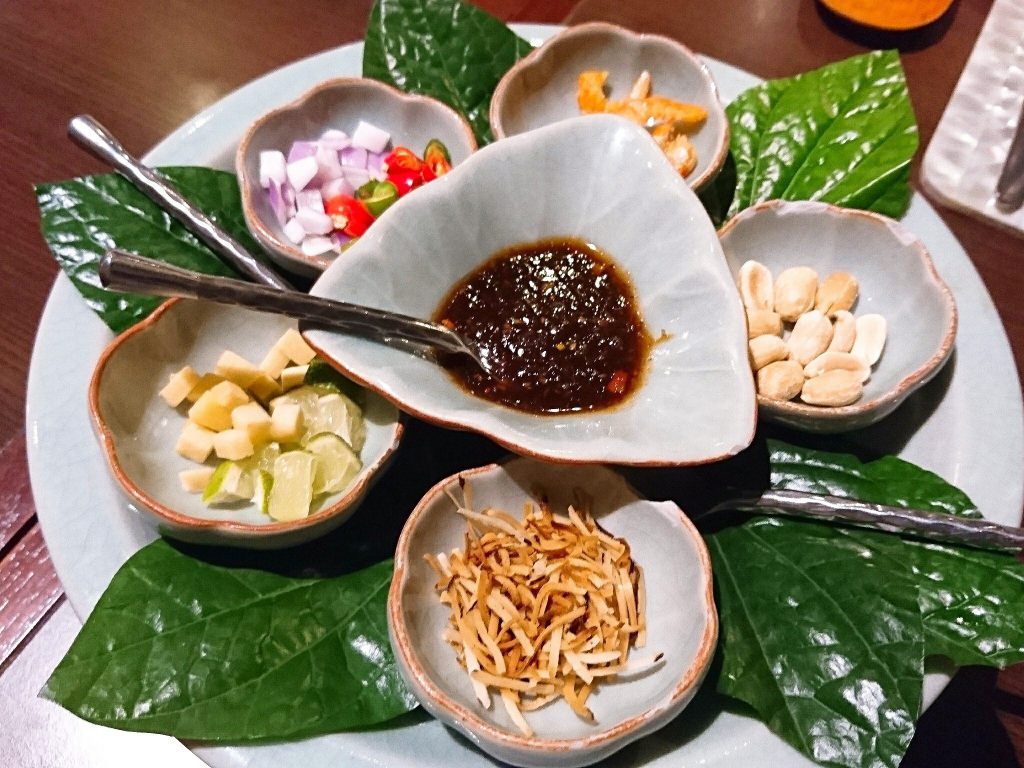 タイでのゴルフの後はここで食事。バーンカニタの「ミヤンカム（Miang kham）」（タイ料理の突き出し）