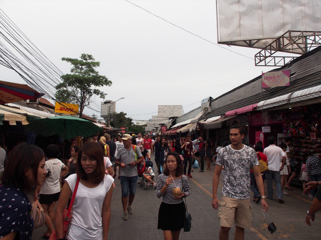 タイでのゴルフがオフの日の観光。雨期など曇りの日も案外チャトゥチャック市場訪問のベストタイミング