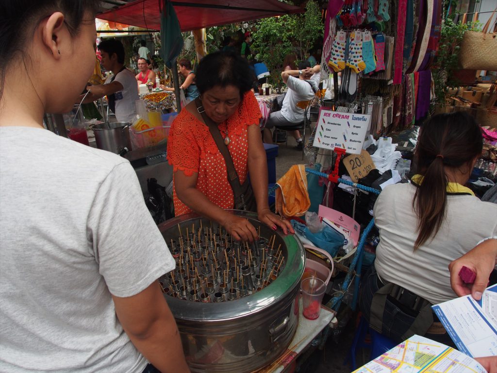 タイでのゴルフがオフの日の観光。チャトゥチャックマーケットのタイ式アイスキャンディー屋台