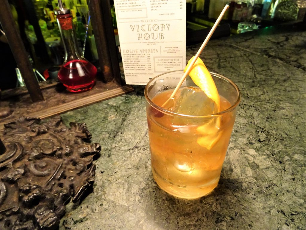 タイでのゴルフの後の1杯。バンコクのバー「マギーチューズ」の「OLD FASHION」