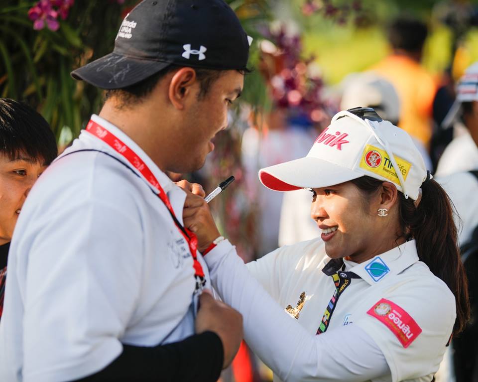 「ホンダLPGAタイランド」ラウンド後にサインする選手