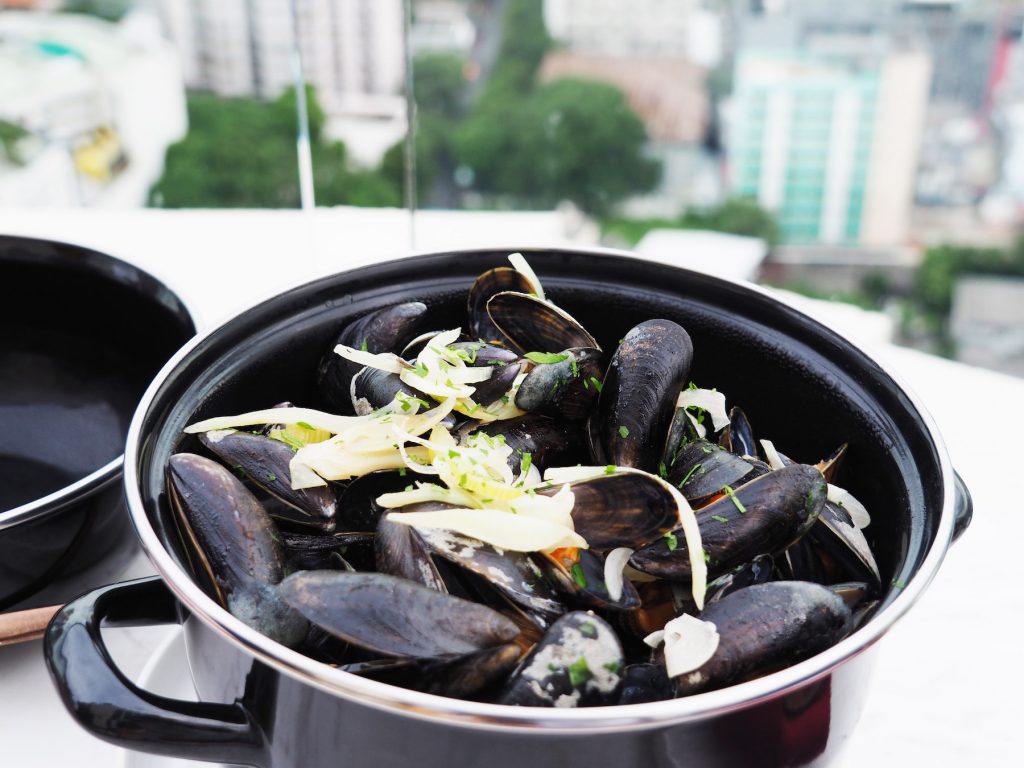 バンコクのルーフトップバー「ベルガ・ルーフトップバー＆ブラッスリー」のムール貝のビール蒸し「MOULES HOEGGARDEN」