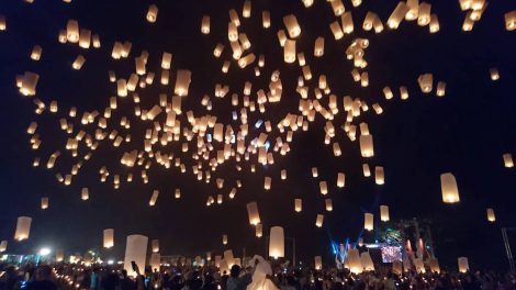 ロイクラトーン祭り　幻想的