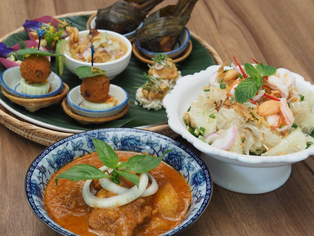 タイの貴重な骨董コレクションが飾られた博物館のような一軒家レストランで味わう伝統タイ料理