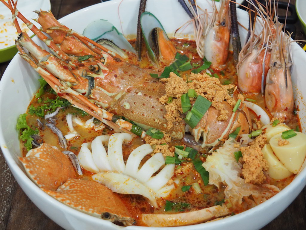海老の旨味いっぱいの絶品トムヤムクンヌードル！タイの有名人も多数訪れる名店「ラーン・ピーオー」