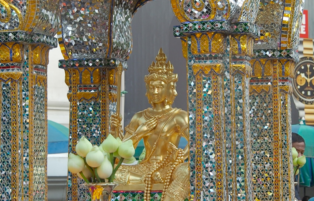 タイ・バンコクで一番強力なパワースポット「エラワン廟」で願いを叶える