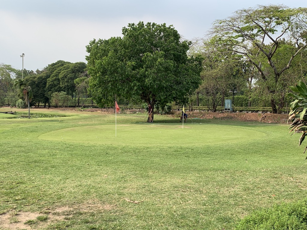 バンコクのドムアン空港近くにあるミニコース併設のゴルフ練習場「ノースパーク・ドライビングレンジ（North Park Driving