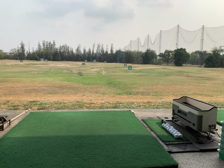 バンコクのドムアン空港近くにあるミニコース併設のゴルフ練習場「ノースパーク・ドライビングレンジ（North Park Driving