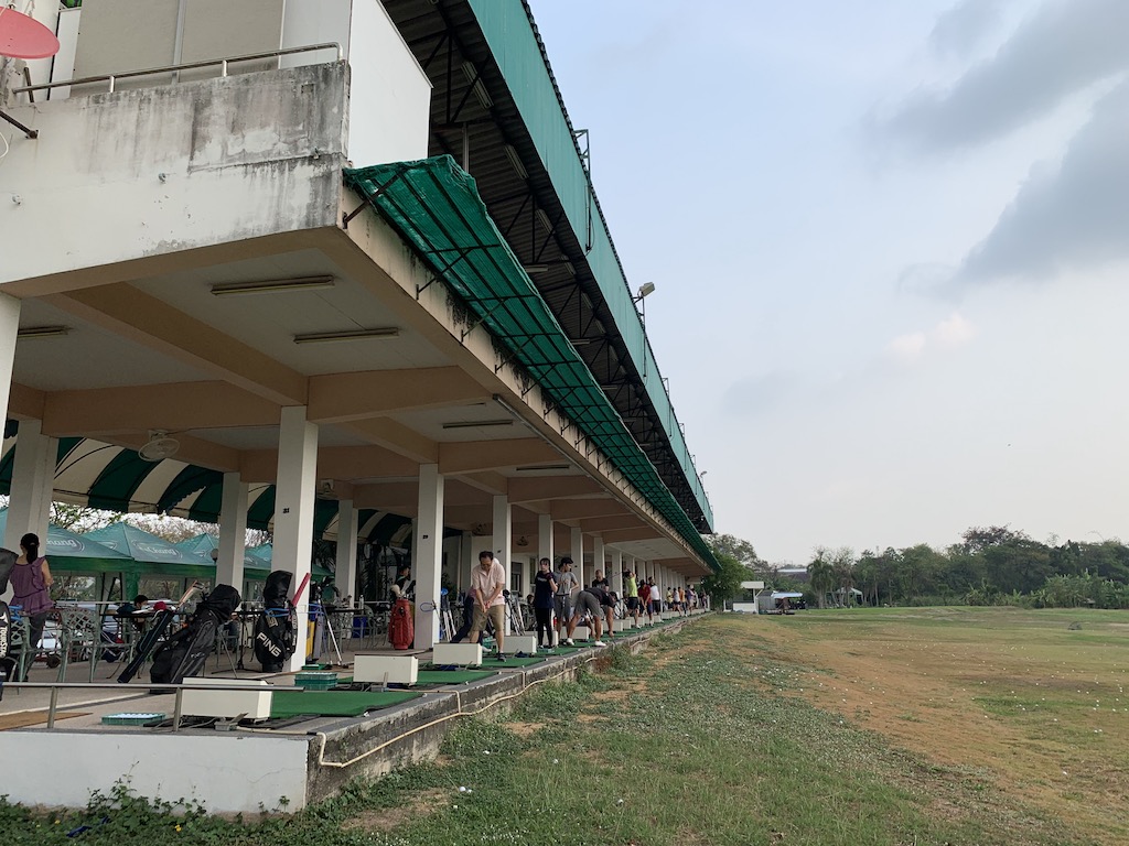 バンコクのドムアン空港近くにあるミニコース併設のゴルフ練習場「ノースパーク・ドライビングレンジ（North Park Driving