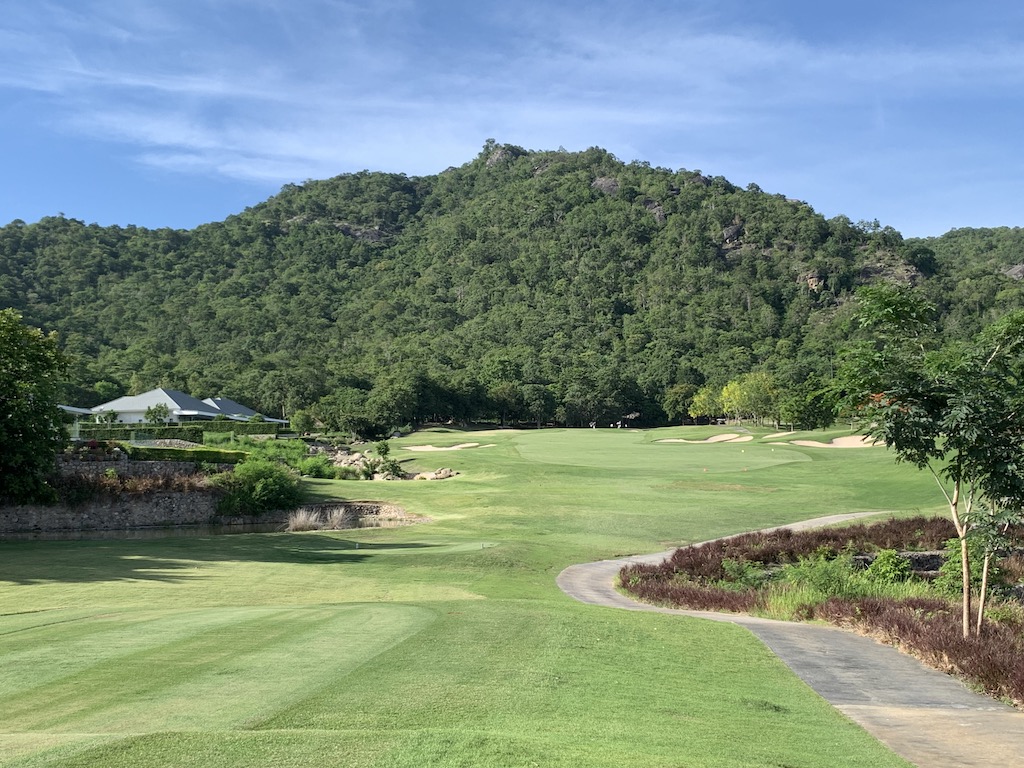 タイの避暑地ホアヒンの素晴らしい山々の景色が楽しめる難関ゴルフコース「ブラックマウンテン・ゴルフクラブ・ホアヒン（Black Mountain Golf Club Hua Hin）」その①