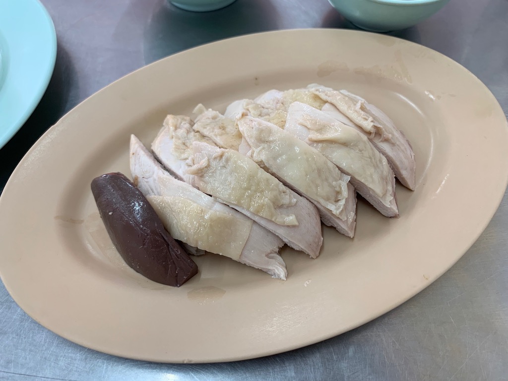 今なら並ばずに食べれるタイ・バンコクの人気屋台飯「ピンクのカオマンガイ（ゴーアン・プラトゥーナム）」